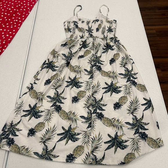 Pineapple-themed dress - Picture 1 of 3